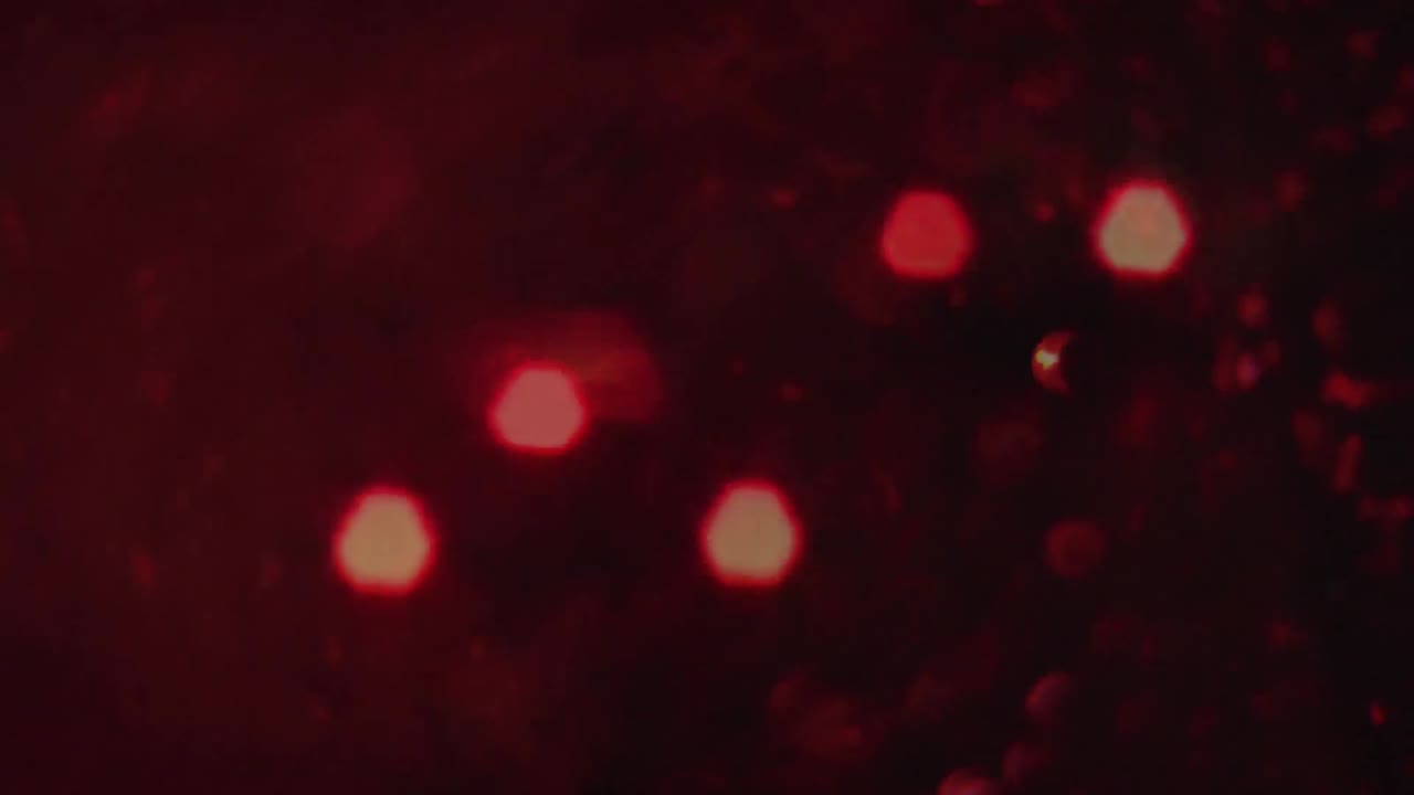 brillos de lentejuelas rojas moviéndose a través de la pantalla