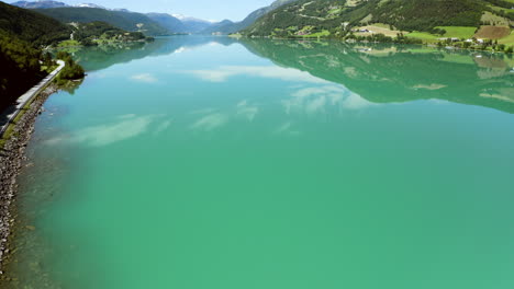 Vista-Panorámica-Del-Lago-Vagavatn-Con-Aguas-Tranquilas-Que-Ofrece-Vistas-A-La-Montaña-En-Verano-En-Noruega