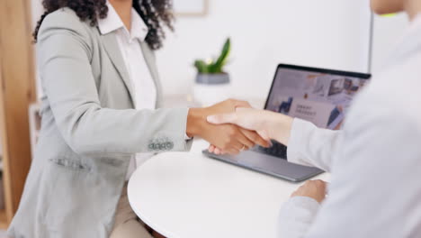 primer plano, portátil o mujeres de negocios con un apretón de manos