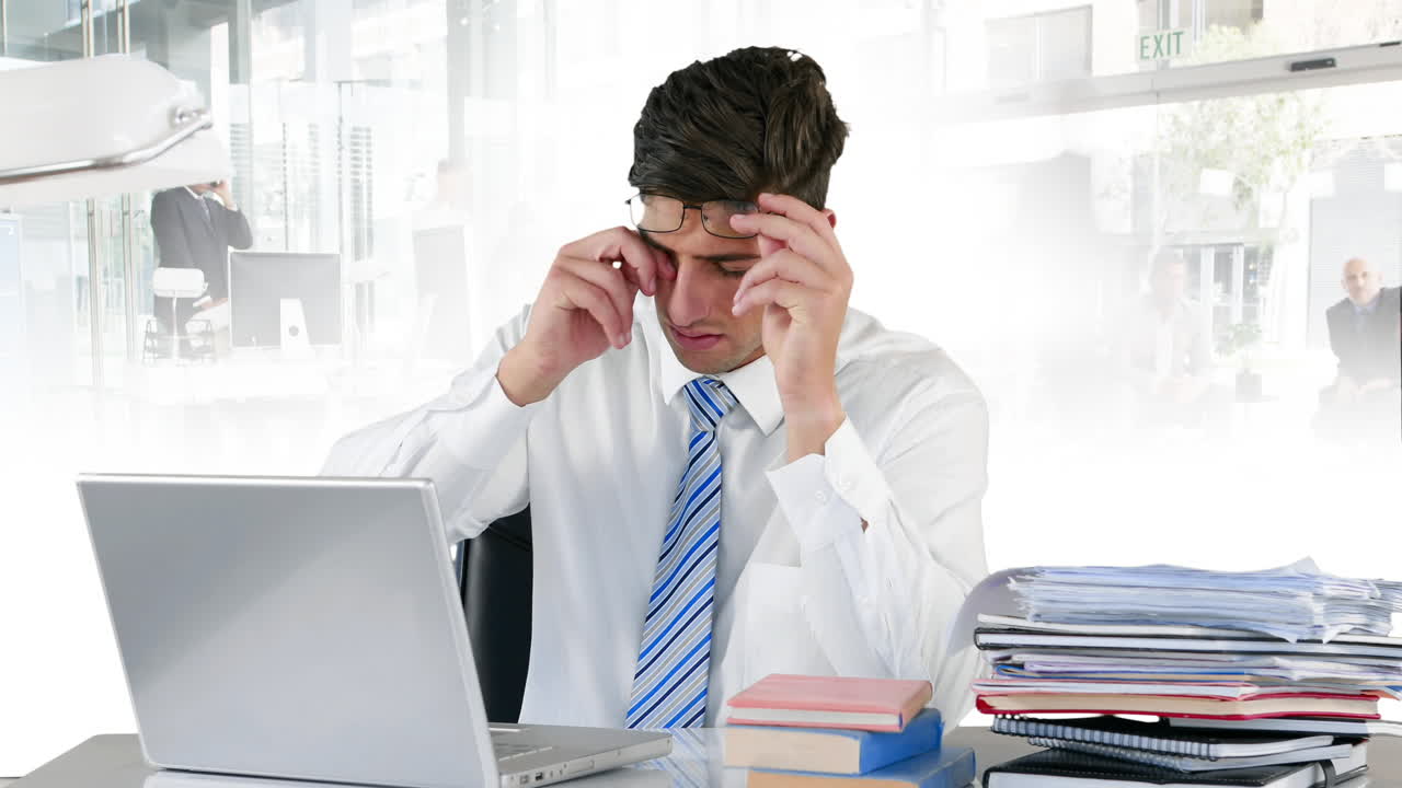 도시 풍경 위의 사무실에 있는 백인 사업가의 애니메이션