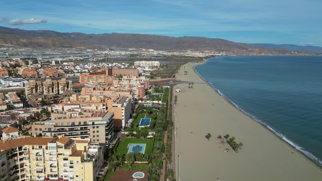 Costa e Lungomare di Roquetas de Mar, Almeria, Andalusia, Spagna - Aerea