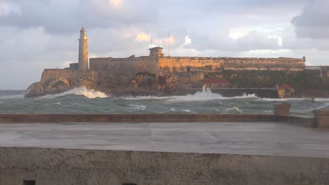 El-Castillo-Y-El-Fuerte-Del-Morro-En-La-Habana,-Cuba,-Con-Grandes-Olas-En-Primer-Plano-1