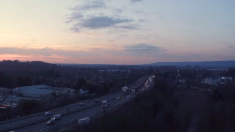 vista aérea de la m20 motirway, cerca de aylesford en kent, reino unido al atardecer durante la hora punta