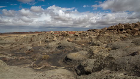 Lapso-De-Tiempo,-Bisti-De-na-zin-Desierto,-Nubes-Moviéndose-Sobre-Desierto-Y-Formaciones-Rocosas