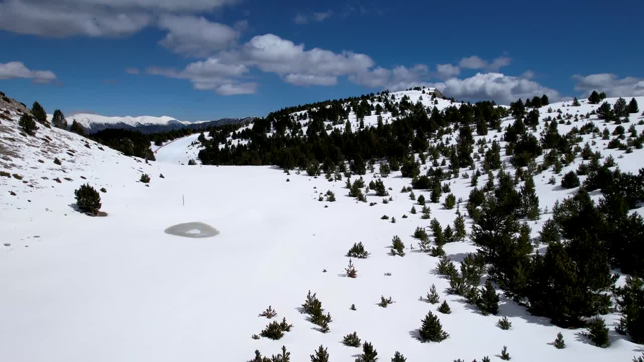 paisaje nevado en un día soleado de un bosque alpino en la cima de una montaña en invierno visto desde un dron dji