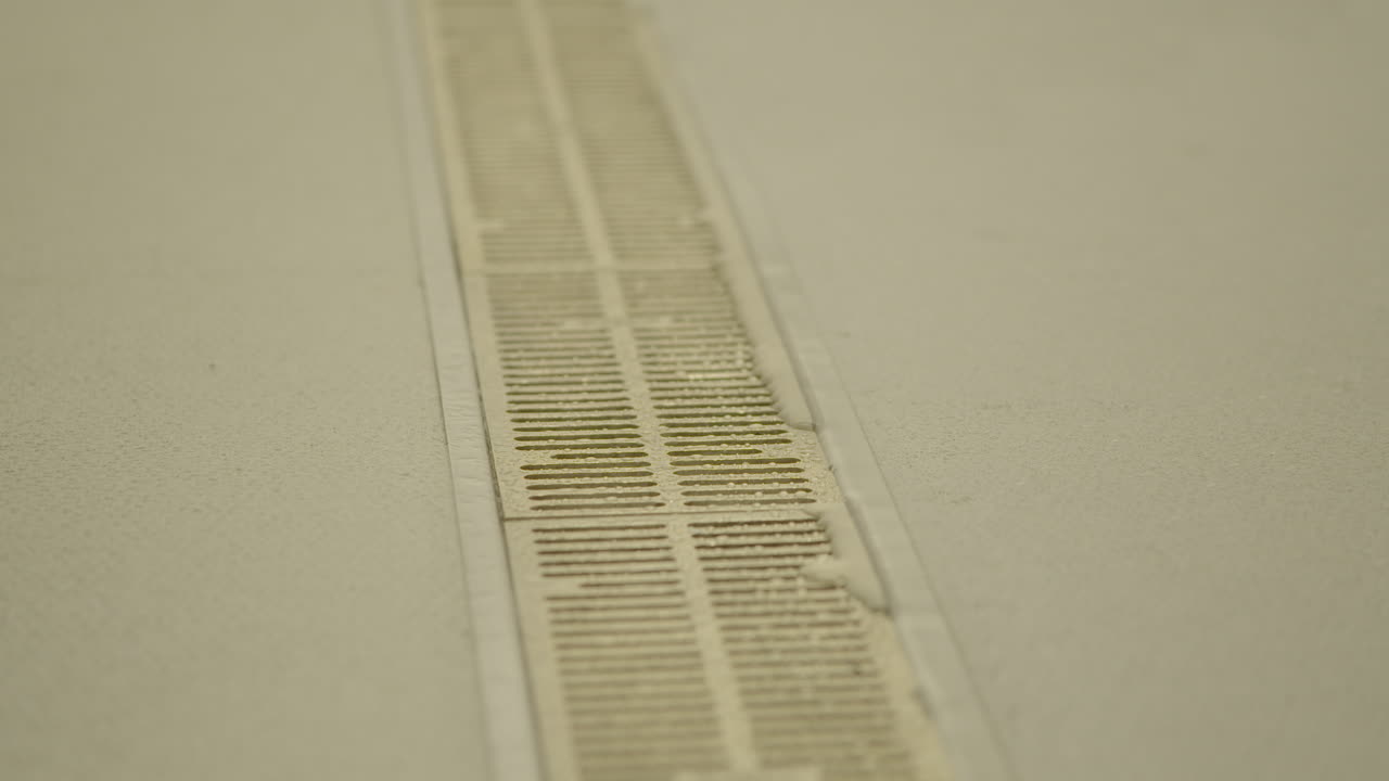 바닥 배수구, 샤워기의 흐르는 물-2