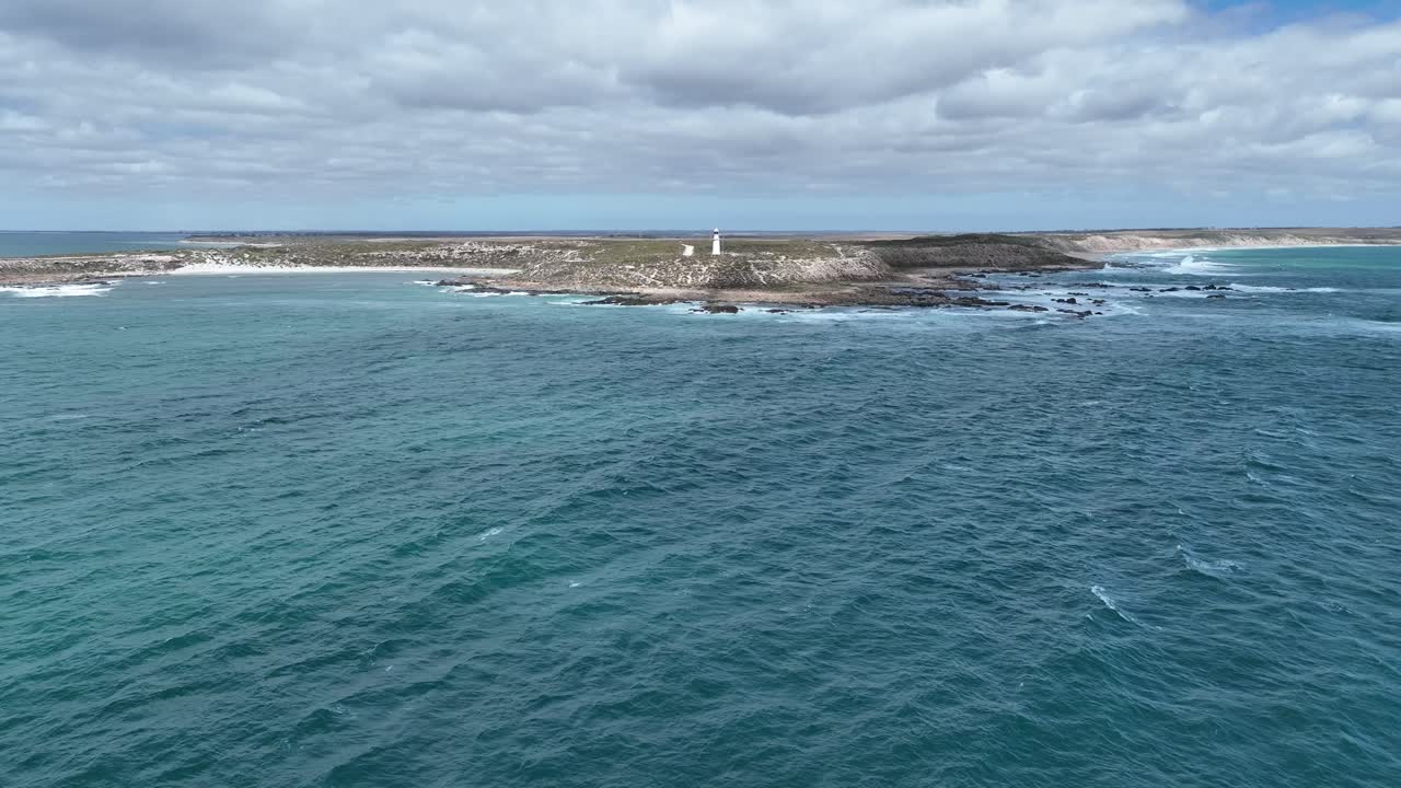 disparo de drones volando hacia el faro de corny point cerca de las costas rocosas de corny point y horse shoe bay