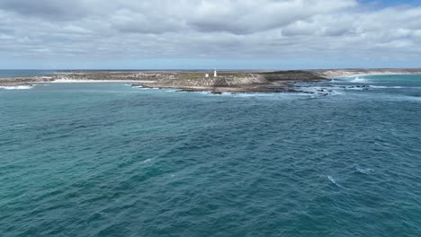 Disparo-De-Drones-Volando-Hacia-El-Faro-De-Corny-Point-Cerca-De-Las-Costas-Rocosas-De-Corny-Point-Y-Horse-Shoe-Bay