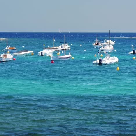 Schöne-Aussicht-Auf-Die-Stadt-Cadaques-In-Katalonien-Spanien-8