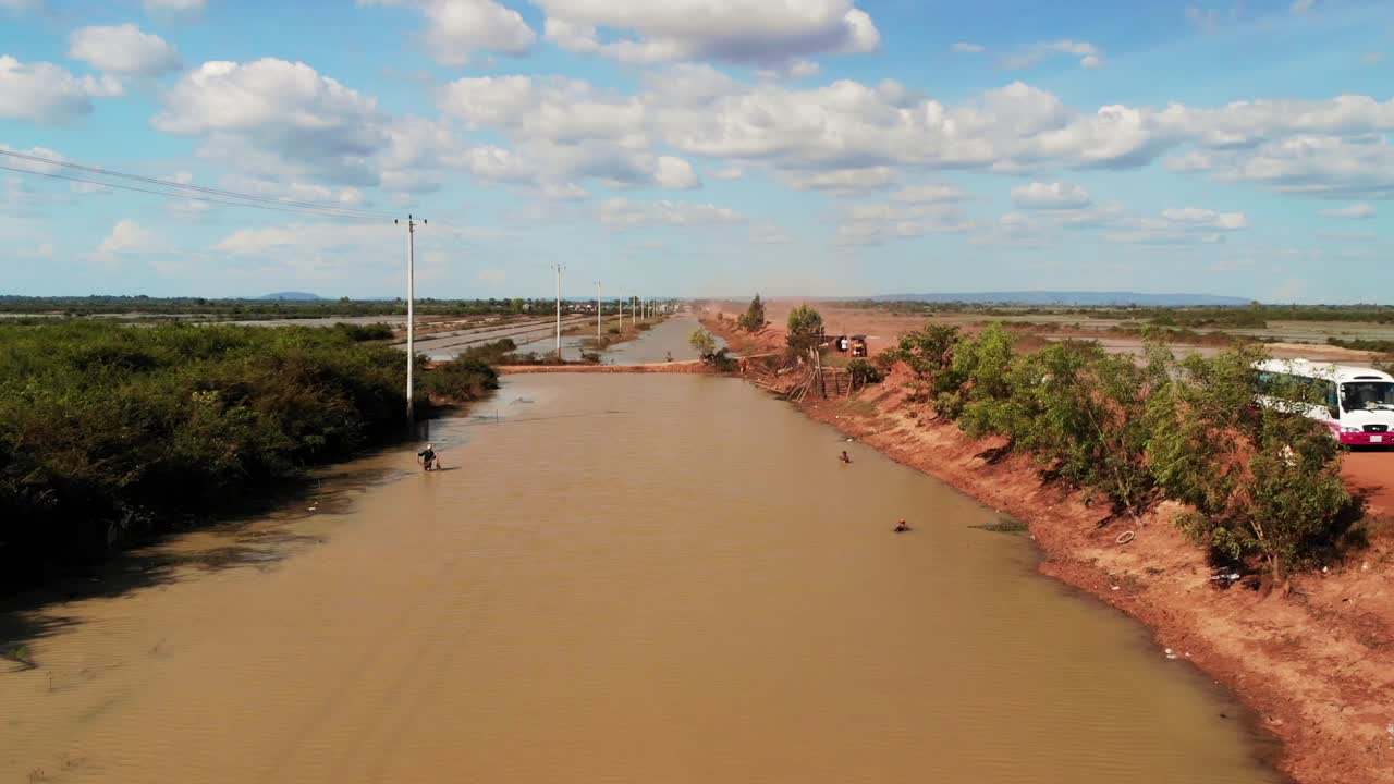 río o canal a lo largo de la carretera naranja en camboya, vista aérea de drones