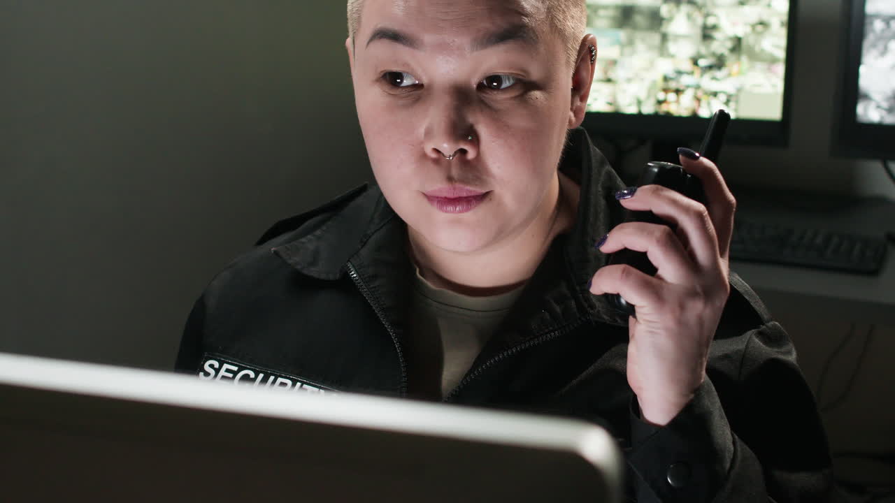 방 에서 일 하는 안전 경비원