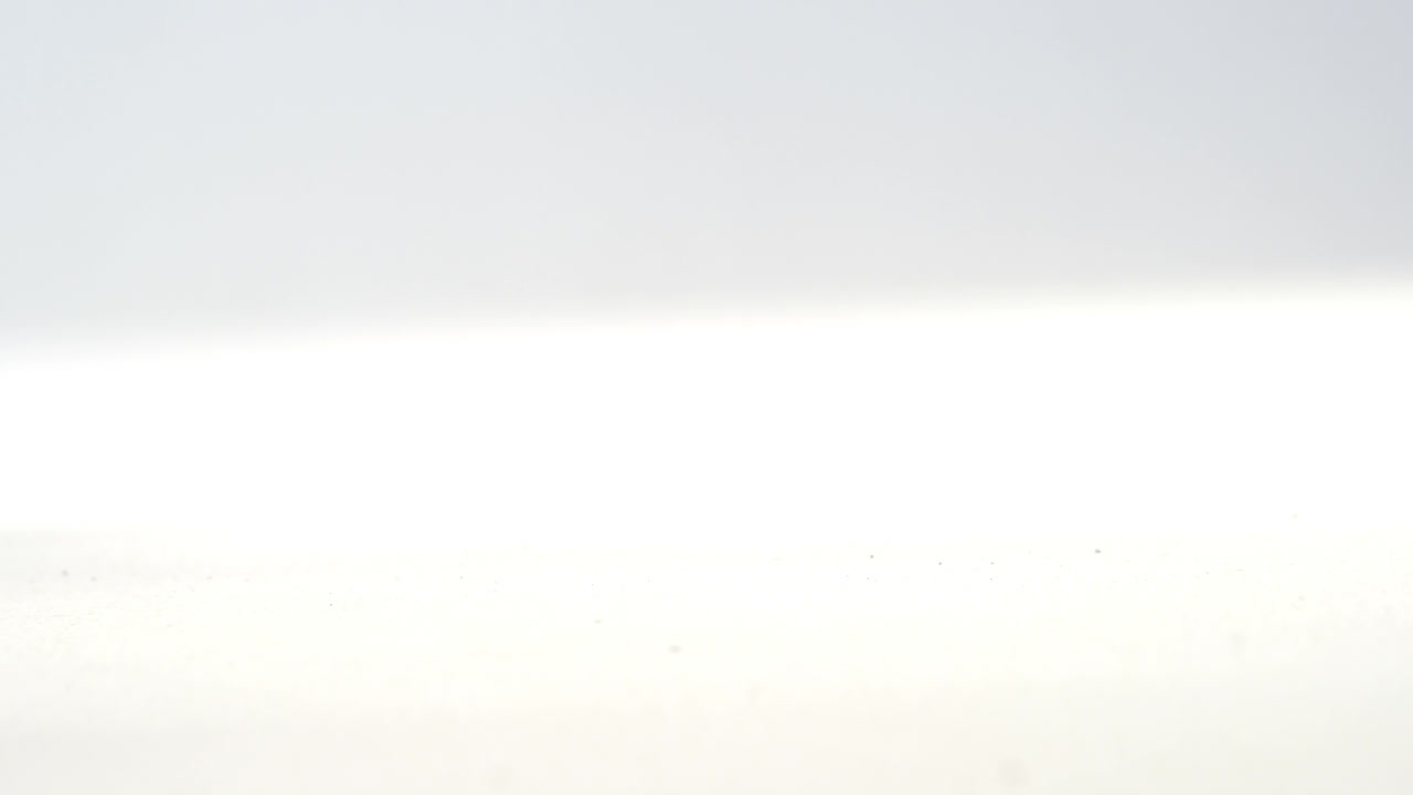 테이블 위에 떨어지는 원시 스파게티