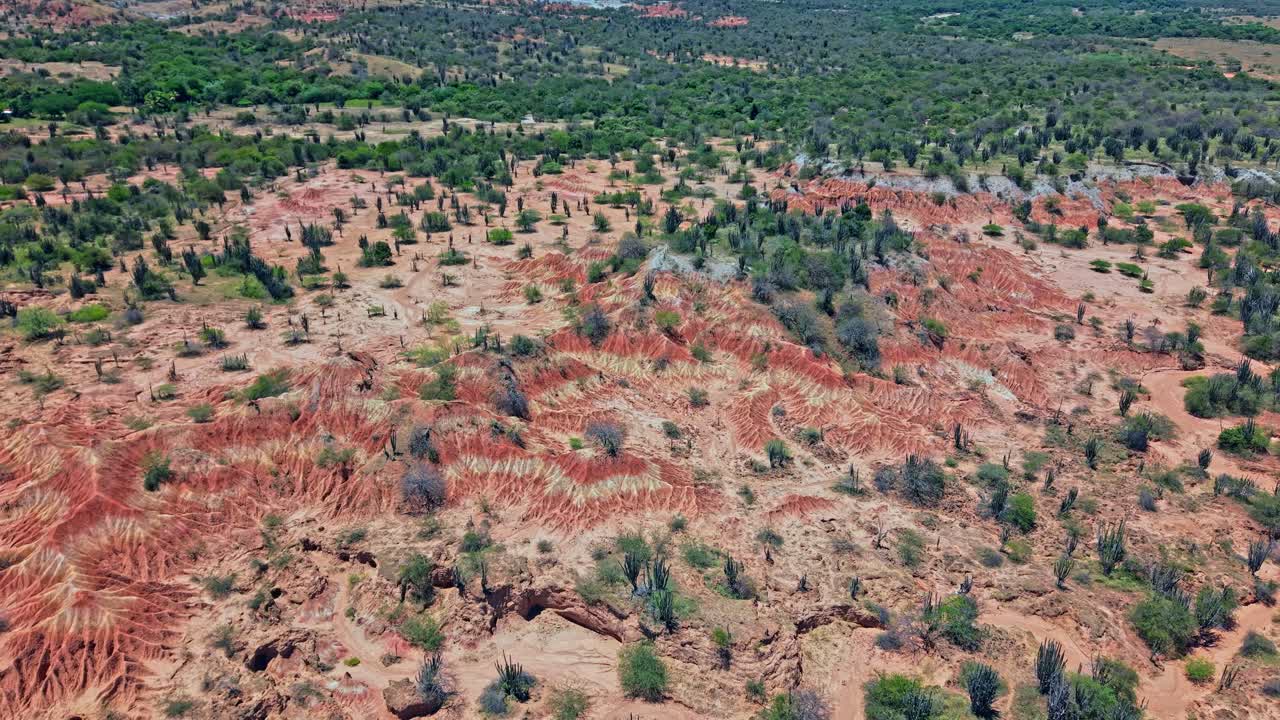 Højdemåler-drone fanger den utrolige skønhed i Colombias ikoniske røde ørken, Tatacoa. Et naturligt råt og barskt miljø med betagende geologiske træk og mønstre