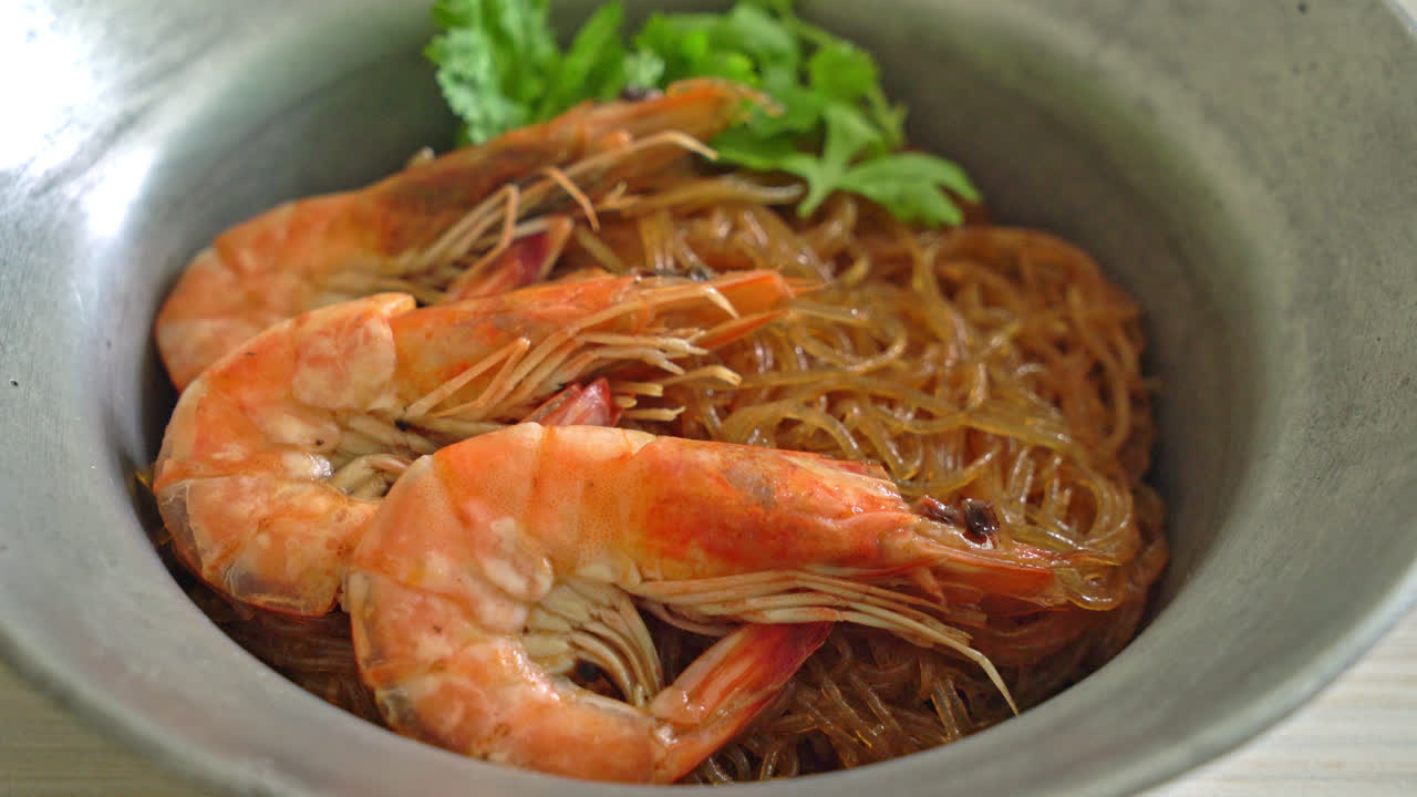 camarones a la cazuela o al horno con fideos de vidrio o camarones en una olla con fideos