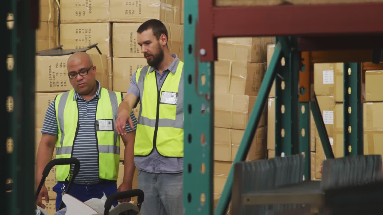 trabajadores discutiendo sobre el trabajo