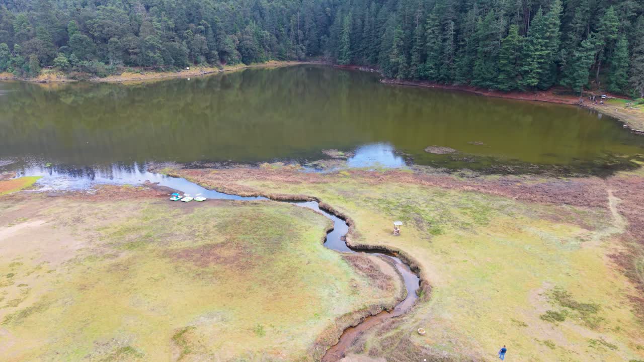 Pohled z dronu na les a jezera v Lagunas de Zempoala, Morelos, Mexiko