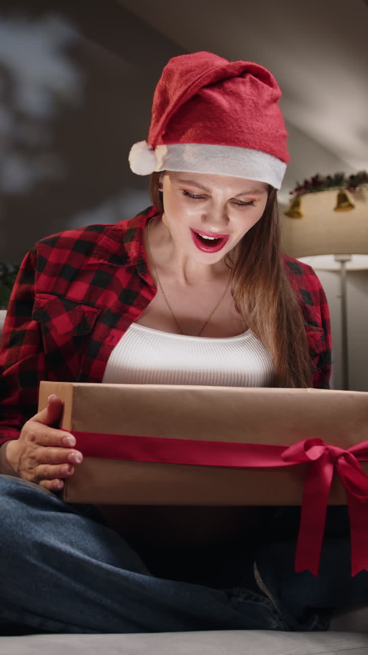 mujer abriendo regalo de navidad