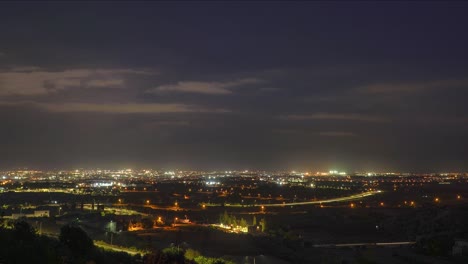 timelapse nocturno del paisaje urbano con relámpagos en el fondo