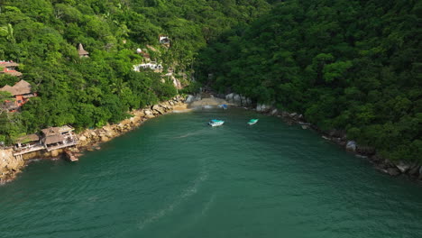 vista aérea rodeando una playa paradisíaca en el soleado puerto vallarta, méxico