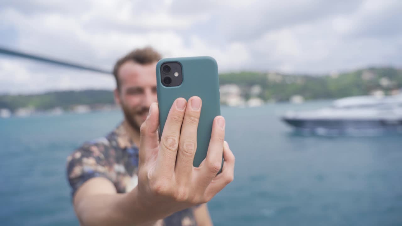 joven bailando con el teléfono en la mano.