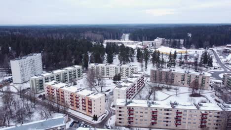 edificios de apartamentos de bloque de estilo soviético en la pasada república socialista soviética, antena