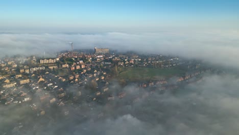 Lufttrockenperspektive,-Englisches-Stadtbild,-Aufgenommen-Bei-Sonnenaufgang,-Leuchtende-Sonne-Am-Bewölkten,-Nebligen-Himmel,-Malerische-Landschaft