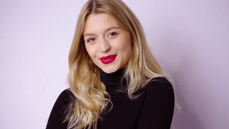 vrouw met blond haar en rode lippen.