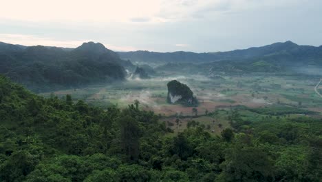 Vista-Aérea-De-Un-Tranquilo-Pueblo-Rural-Rodeado-De-Montañas