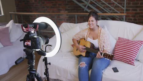 mujer vlogger caucásica haciendo un video musical en casa