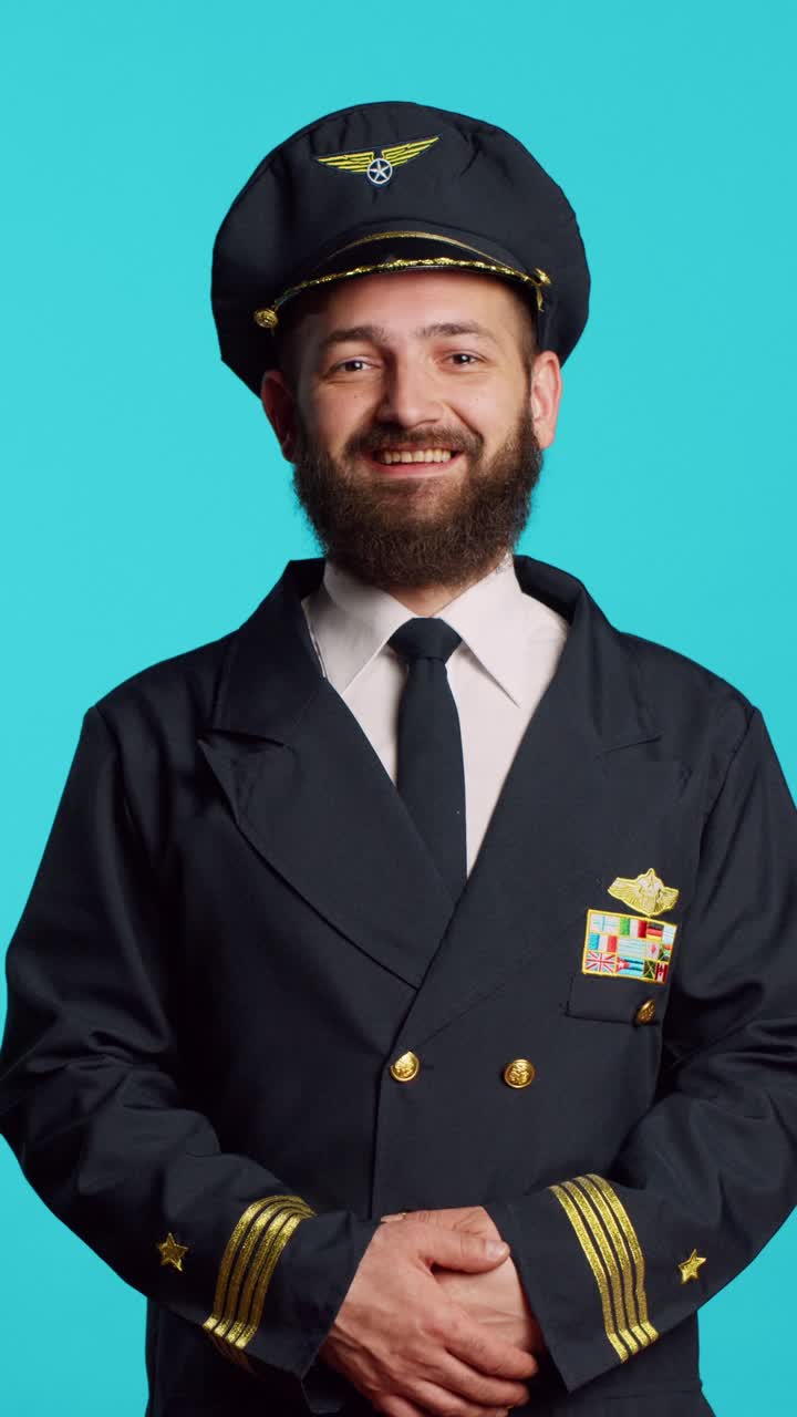 Vídeo vertical: jefe de cabina hombre con uniforme de aerolínea posando