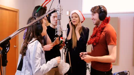 cantantes actuando en el estudio