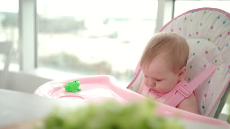 Niña-De-Belleza-Comiendo-Manzana.-El-Niño-Pequeño-Perdió-La-Comida-De-La-Mano.-Bebé-Comiendo-Fruta