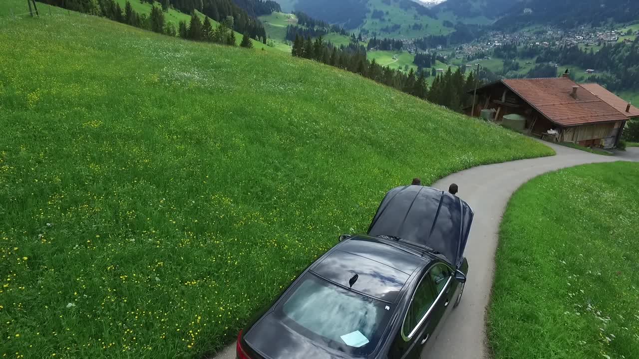 мужчины помогают с разбитой машиной в сельской местности