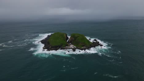 Geteilte-Einsame-Insel-Vor-Bedecktem-Himmel-In-New-South-Wales,-Australien