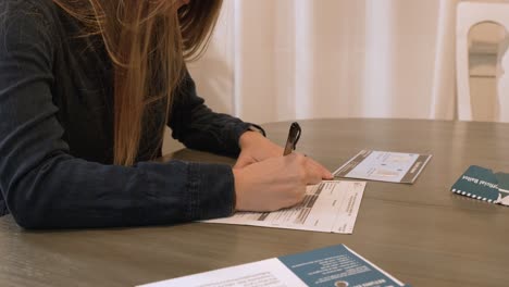 mujer llenando el voto desde casa por la democracia