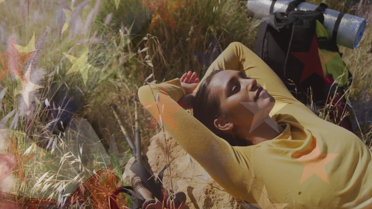 animación de la bandera de los estados unidos de américa sobre una mujer relajándose en la naturaleza