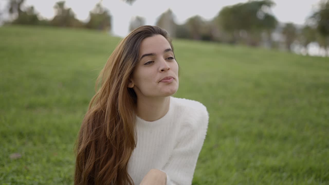 Una mujer joven en el parque.