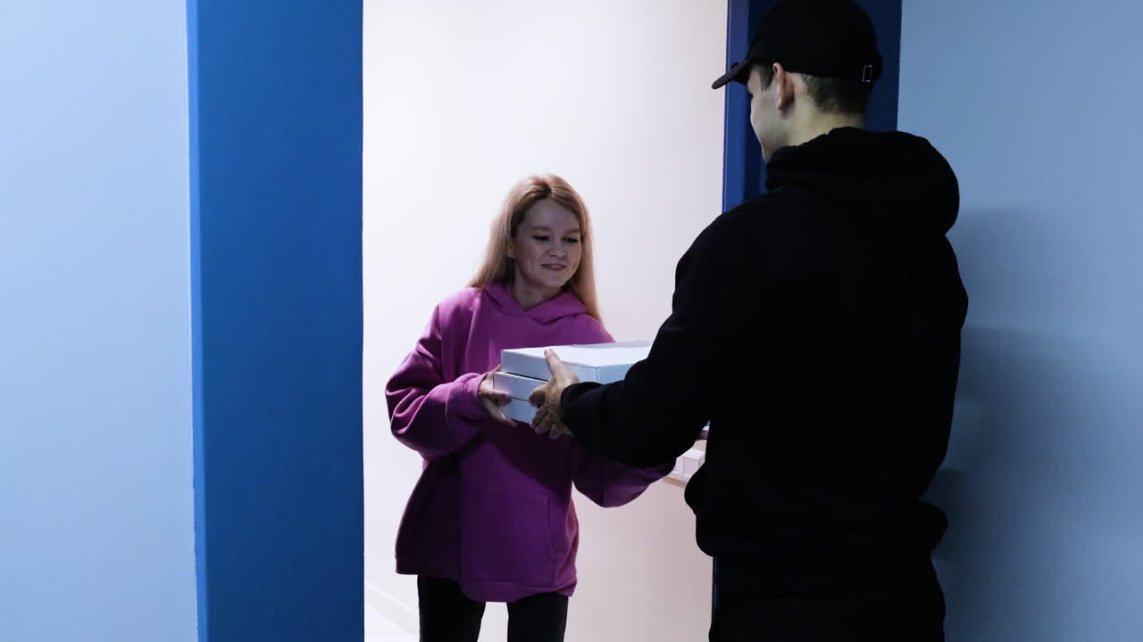 el repartidor en medio de un servicio.