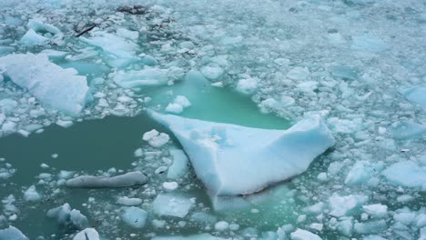 iceberg y pedazos de hielo colapsados flotando en el agua del océano, cerrar