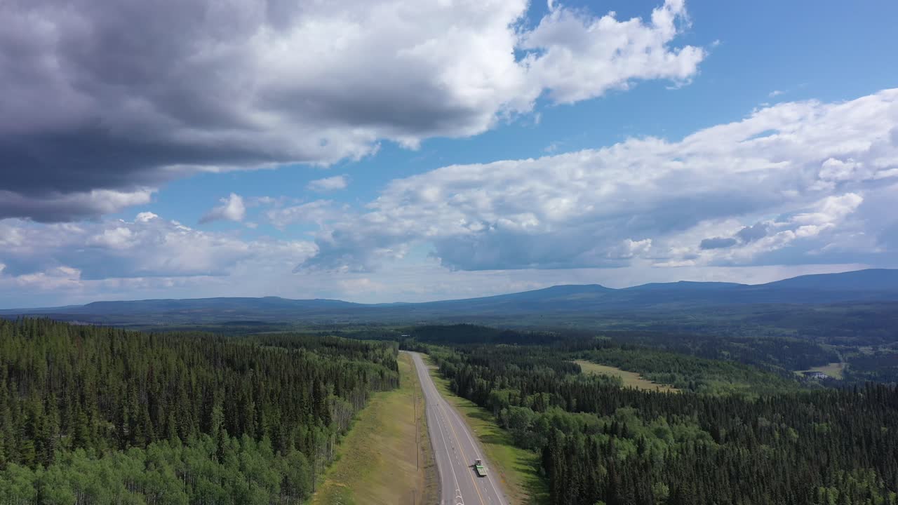 ruta panorámica: vista aérea de los paisajes serenos a lo largo de la autopista yellowhead 16, cerca de smithers, bc