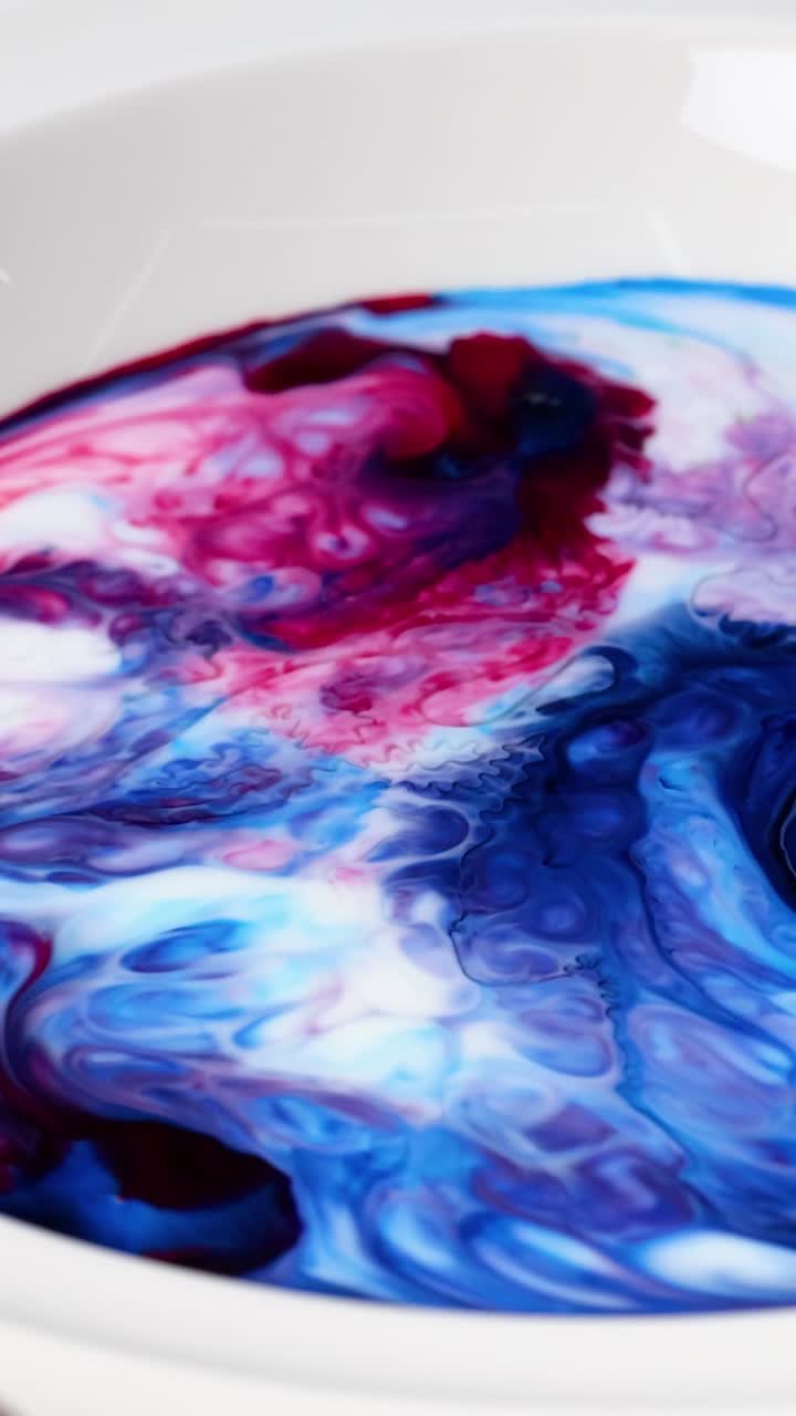 colores vibrantes giran en la leche creando patrones