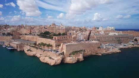 Vista-Aérea-Baja-Del-Siege-Bell-War-Memorial-Y-Los-Jardines-Lower-Barrakka-En-La-Valeta,-Malta