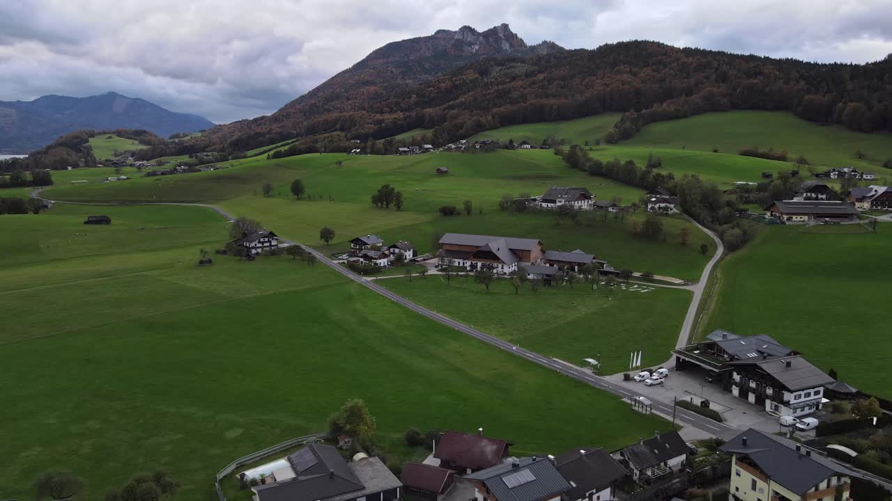 Veduta Aerea di una Fattoria nelle Alpi Austriache