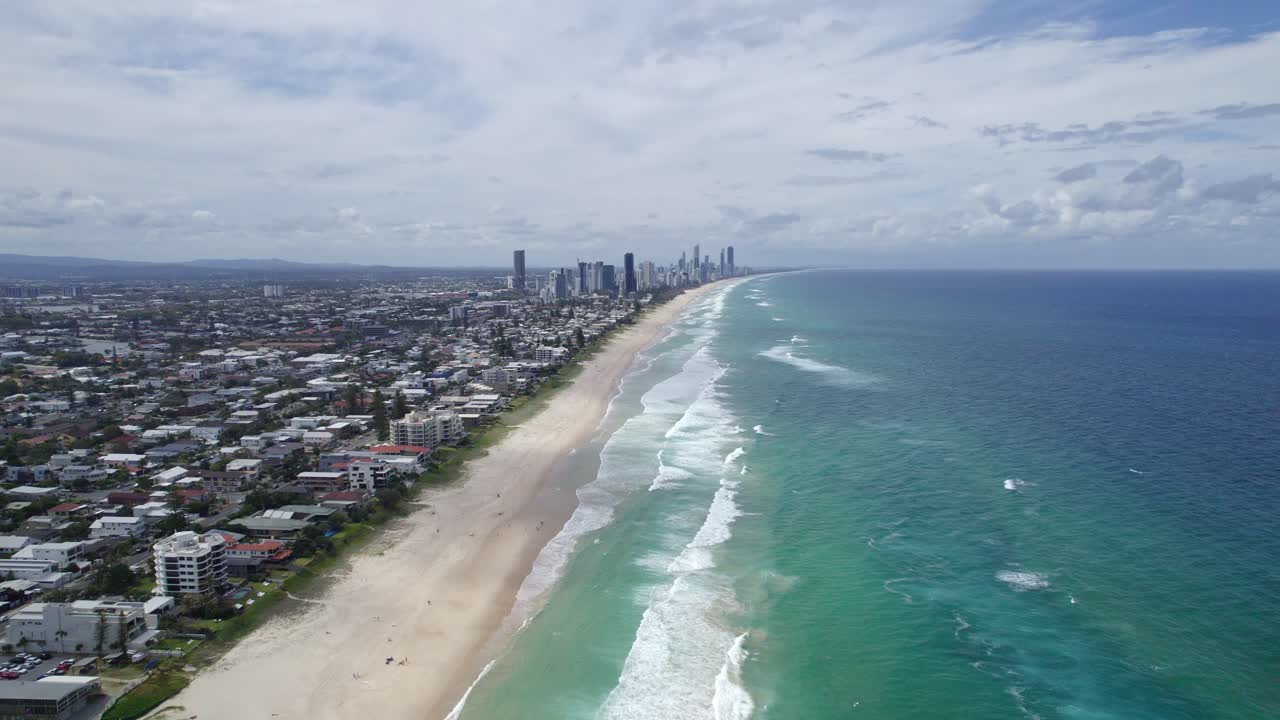 vista lejana del paraíso de los surfistas desde la playa de la costa dorada, paraíso costero australiano perfecto para las vacaciones de verano