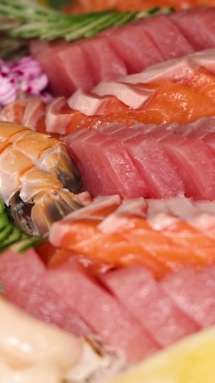 una variedad colorida de delicias de sushi y sashimi