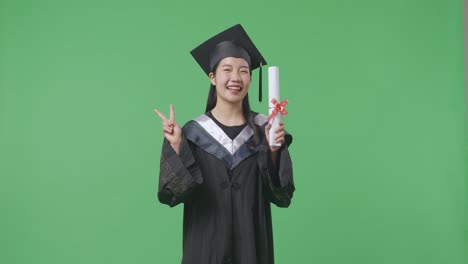 졸업을 축하하는 여자