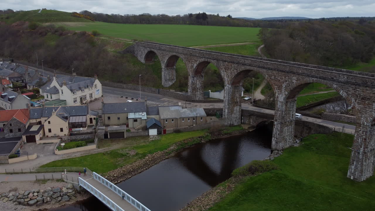 el icónico viaducto de cullen en escocia desde una perspectiva aérea en un video de stock