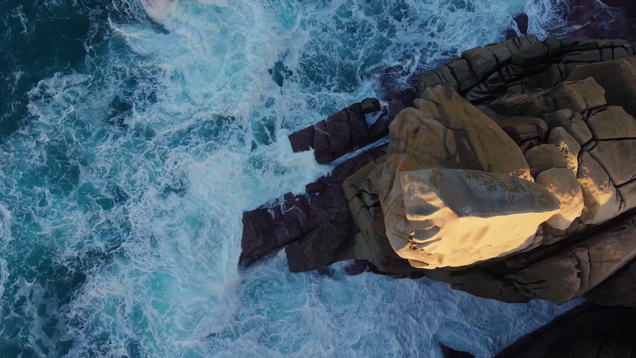 Potenti onde oceaniche che si infrangono sulle scogliere rocciose di Cantis de Papel in Galizia, Spagna. - ripresa aerea