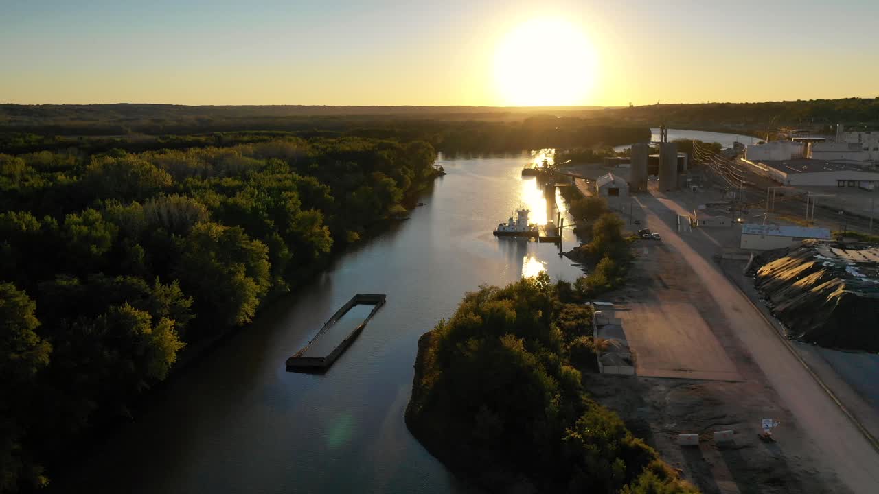 tramonto aereo sopra il fiume vicino al parco industriale