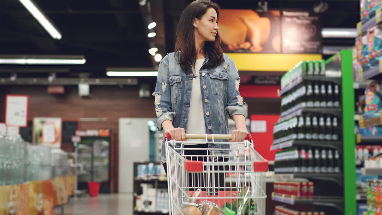 mujer comprando en un supermercado